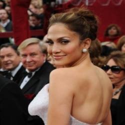 J-LO Belajar Merawat Bayi dari Suami