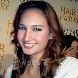 Liburan ke India, Nadine Chandrawinata Tidur di Bandara