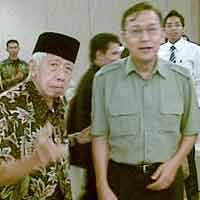 Pejabat Mulai Berdatangan ke RS Darmo