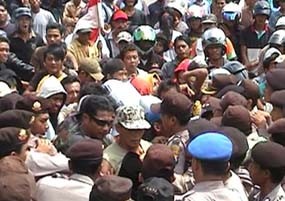 Unjuk Rasa Ricuh, Ratusan Massa Blokir Jalan