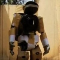 Siswa Afrika Ubah Rongsokan TV Menjadi Robot