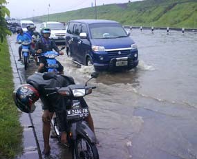 Hujan Deras, Raya Porong Dikepung Air 