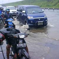 Hujan Deras, Raya Porong Dikepung Air 