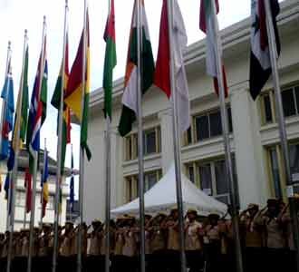 Pramuka Kibarkan Bendera Peserta KAA