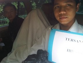 Warga Berebut Tarik Selimut Penutup Wajah Hakim Ibrahim