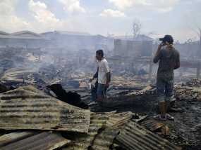 Warga Amankan Lokasi Kebakaran dari Para Pemulung