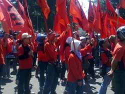 Massa Baju Merah Geruduk Gedung Sate
