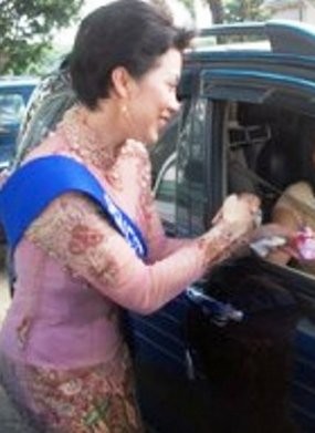 Hari Kartini, Pegawai Samsat Kota Palembang Kenakan Kebaya