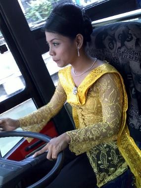 Kartini di Balik Kemudi TransJakarta