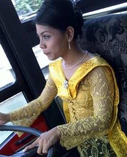 Kartini di Balik Kemudi TransJakarta