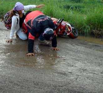 Jalan Cikarang-Cibitung Rusak Berat