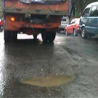 Lubang di Perempatan Jalan Rajawali Bikin Macet