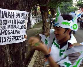 Peringati Hari Bumi, Aktivis Semarang Cabuti Paku di Pohon