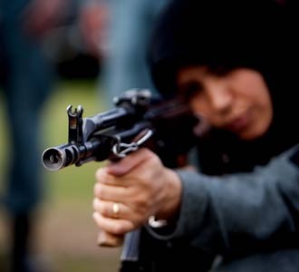 Polisi Wanita Afghan Belajar Menembak