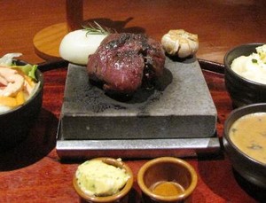 Lezatnya Steak di Atas Batu