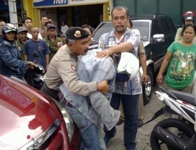 Demo Pilkada Kediri Rusuh, 2 Orang Terkena Pukulan Polisi 
