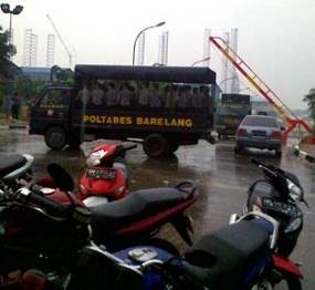 Polisi Undang Ahli Bahasa Inggris