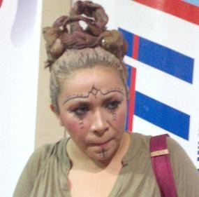 Melly Goeslaw Hiasi Rambut Dengan Selai Kacang