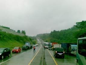Kendaraan Antre Panjang di Tol Pasteur Arah Padalarang