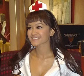 Julia Perez Cicipi Daging Ikan Hiu di Pacitan