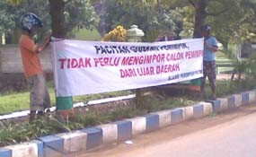 Jupe Datang, Puluhan Spanduk Penolakan Dipasang