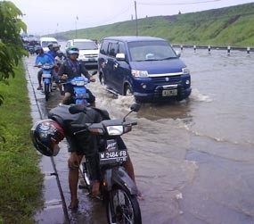 Jalan Raya Porong Makin Parah, Genangan Air Capai 75 Cm