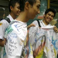 Pedagang Cat Semprot Untung Besar Saat Pengumuman Kelulusan Siswa