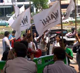 Walhi Beraksi di Depan KPK