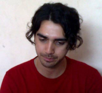 Gaya Cuek Fachri Albar