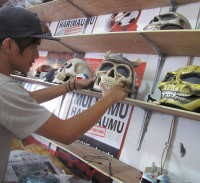 Ada Hantu Nempel di Helm