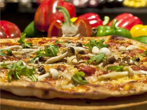 Makan Pizza Renyah Sambil Menikmati Aksi Akrobatik!