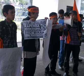 Gema Pembebasan Tolak Raperda Miras