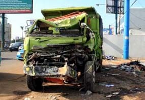 Truk Tanah Tabrak Pos Satpam di Serpong