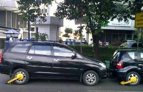 Parkir di Depan Kantor Imigrasi Jaksel, 3 Mobil Digembok