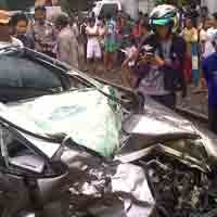 Terjang Lampu Merah, Honda Jazz Tabrak Angkot di Perempatan Sarinah