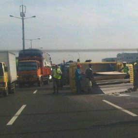 Truk Terguling, Tol Tj Priok-Cawang Macet 5 Km