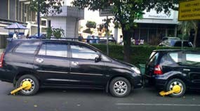 Parkir Sembarangan, Tiga Mobil di Mampang Digembok Petugas Dishub