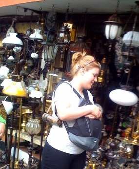 Kelly Clarkson Belanja Barang Antik di Jl Surabaya