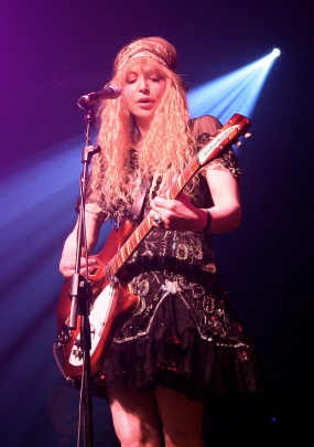 Courtney Love: Uang Kurt Cobain Kutukan