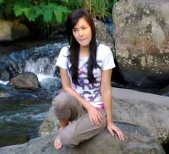 Cathy Sharon di Pinggir Sungai