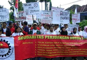 Ratusan Buruh Kepung Balaikota Malang