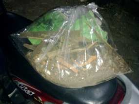 Polisi Periksa Pasir Meteor Berwarna Gelap Bertekstur Bundar