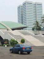 Awas, Gedung DPR Miring!