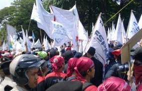 Pesta Buruh, Nyanyian dan Tabuhan Genderang 