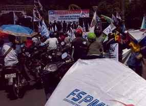 Buruh Semarang Bikin Panggung di Jalan Protokol, Lalulintas Dialihkan