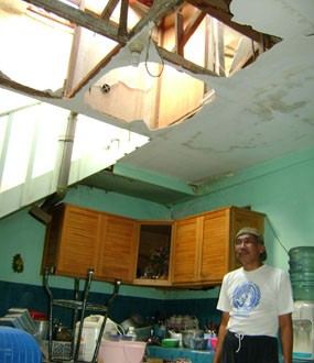 Hawan dan Warga Cari Sisa Puing Ledakan