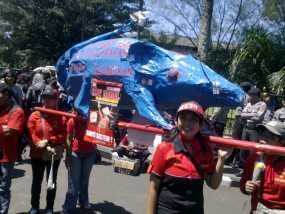 Dilarang Bawa Binatang, KASBI Buat Tikus Raksasa Dari Kertas