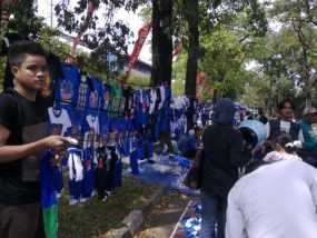 Main di Stadion Siliwangi, Omzet Pedagang Atribut Naik 