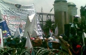 Buruh Bakar Spanduk di DPR, Lalu Lintas Tersendat