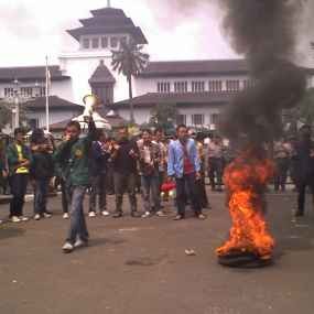 Universitas Orang Mati Peringati Hardiknas